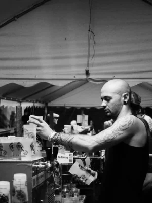 Bénévoles au bar - Service boissons